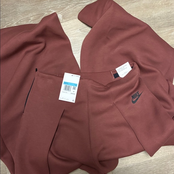 Nike Sportswear Tech Fleece
Women's High-Waisted Pleated Pants full length - Picture 9 of 11